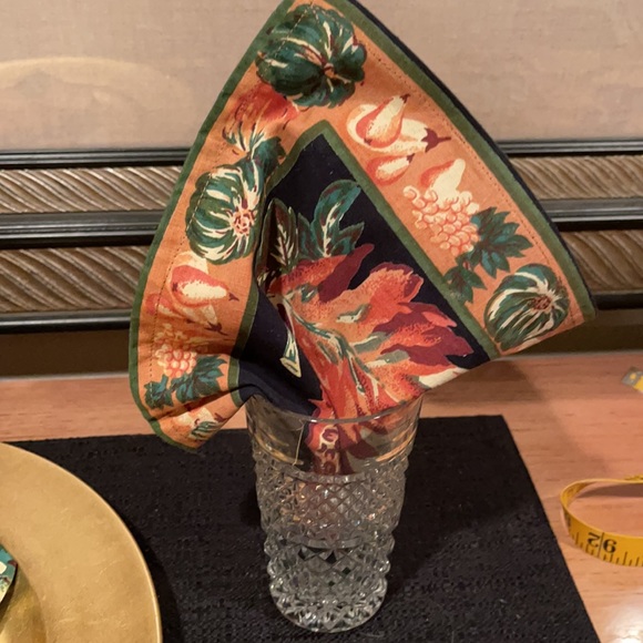 🍂🦃🍁Set of Four Plus one Harvest Theme Dinner Napkins - Picture 6 of 6